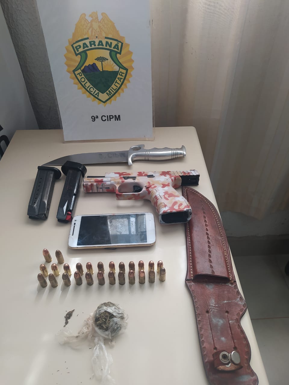 Em Lobato dois indivíduos são detidos pela PM pistolas munições