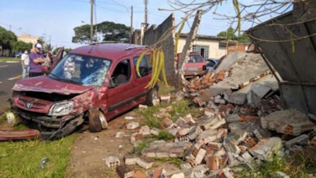 Em Maringá motorista perde controle do carro e derruba muro de residência