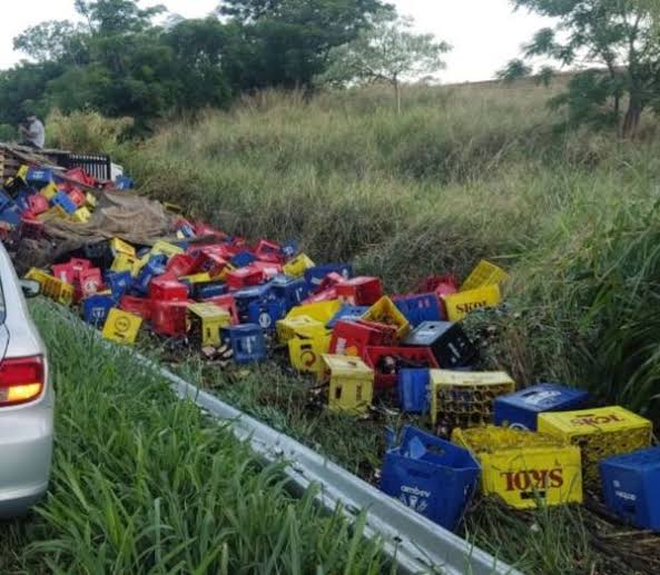 Caminhão tomba e carga de cerveja é saqueada na PR 445 em Londrina