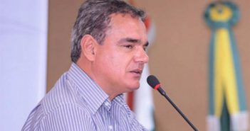 Compra de coroas de flores deixa Marcos Mello na mira do Ministério Público em Colorado