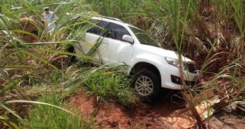Veículo roubado em Guaraci é localizado atolado em canavial
