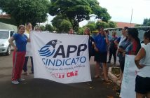 Em Itaguajé, professores paralisam aulas e protestam em frente à prefeitura querendo falar com o prefeito