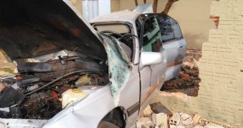 Em grave acidente, carro de Jaguapitã capota e destrói muro da “Casa das Primas” em Florestópolis
