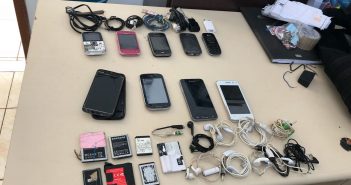 Bate-grade em Centenário do Sul apreende celulares, baterias e fones de ouvido