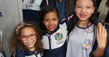 Santo Inácio entrega 800 kits de uniformes escolares para alunos da rede municipal