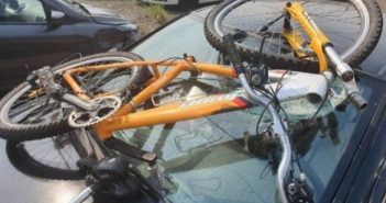 Mulher morre ao buscar água para o marido que tinha acabado de atropelar ciclista