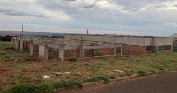 Construção de Creche milionária está há mais de 3 anos parada em Jaguapitã; Enquanto isso, pais imploram por vagas