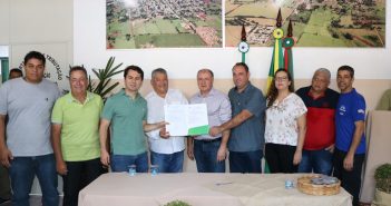 Prefeito de Centenário do Sul assina convênio do novo Parque Industrial junto com Secretário do Estado
