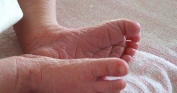 Em enterro da filha, casal acha bebê de 3 dias viva dentro da cova