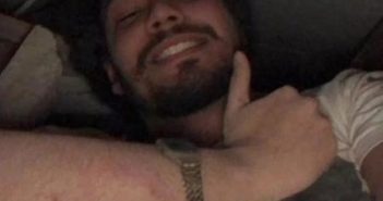 Jovem faz selfie embaixo de escombros de prédio e envia em grupo da família
