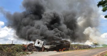 Caminhão se choca contra barranco e acaba destruído pelas chamas entre Guaraci e Jaguapitã