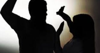 Homem é preso após agredir mãe de 72 anos com bengala