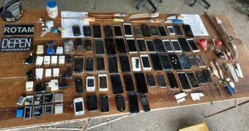 Operação na cadeia de Cianorte apreende 60 celulares, drogas e armas