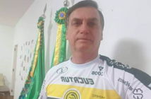 Bolsonaro exibe camisas de times nas redes sociais, mas se recusa vestir a do Corinthians