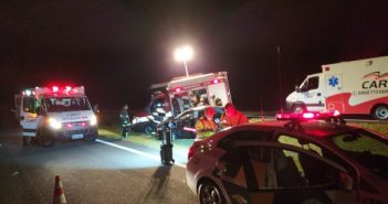 Carro capota e deixa uma vítima fatal e duas pessoas gravemente feridas em Rancharia