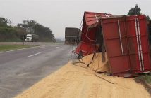 Carreta carregada com milho tomba na BR-467 em Cascavel