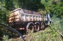 Caminhoneiro perde o controle e sofre acidente em Londrina