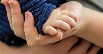 Apucarana: PM localiza mãe de criança de 2 anos que andava sozinha na rua