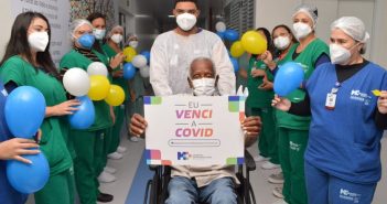 Idoso de 115 anos vence a COVID-19 e recebe alta de hospital