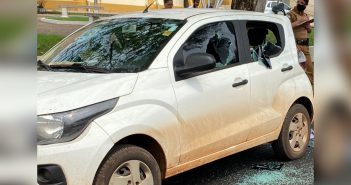 Em Guaraci, esposa vê marido conversando com a ex e destrói carro em praça pública