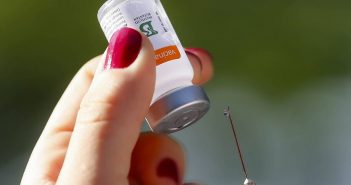 Brasil: Quase metade dos brasileiros está com a vacinação completa contra a covid-19