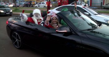 Em Londrina, Papai Noel abandona trenó e chega em conversível