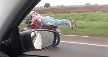 Motociclista é fotografado pilotando deitado em moto na BR-376 em Marialva
