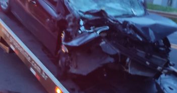 Dormiu? Carro é destruído após bater em traseira de caminhão entre Rolândia e Arapongas
