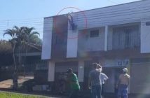 Homem morre após levar choque elétrico e ficar pendurado em sobrado no norte do Paraná
