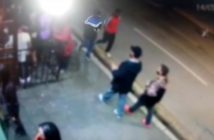 Rapaz é “carregado” por ônibus após ser empurrado; polícia tenta localizar acusado