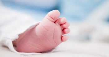 Bebê entra em coma alcoólico após ingerir mamadeira com vinho
