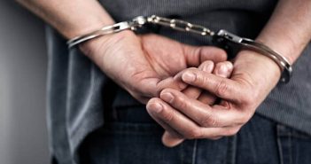 Homem de 61 anos é preso no Paraná por furar parede para espionar adolescente