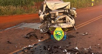 Veículo se choca frontalmente contra caminhão e deixa dois mortos e um ferido em Sertanópolis