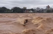 Surfista faz manobras em cheia de rio em Minas Gerais e viraliza na web