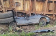 Carreta tomba sobre carro na PR-092 e mata dois jovens em Joaquim Távora