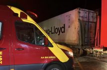 Motociclista fica gravemente ferido após ser atingido por trem
