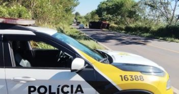 Caminhão tomba na PR-317 e deixa motorista ferido em Santo Inácio