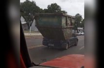 Picape é vista transportando caçamba de entulho de forma irregular no Paraná