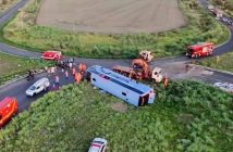 Ônibus tomba na MG-223 em Araguari e deixa 10 mortos, incluindo crianças