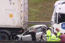 Motorista sobrevive após carro ser esmagado por dois caminhões na BR-116 em Curitiba