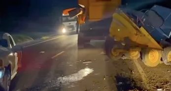 Homem sofre ferimentos graves em colisão entre carro e colheitadeira em rodovia no Paraná