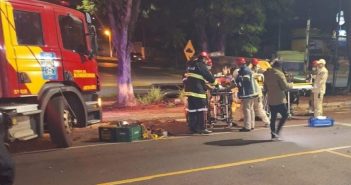 Homem fica em estado gravíssimo após capotar carro em avenida de Maringá