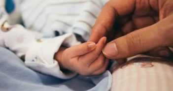 Mãe joga bebê pela janela de prédio por não aceitar término de relação